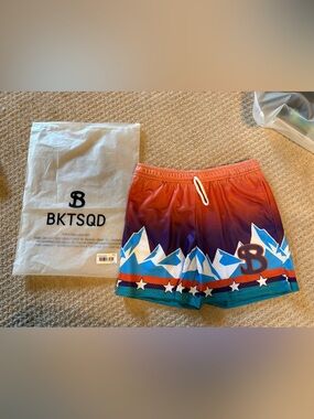 BRAND NEW BUCKETSQUAD YOUTH Shorts - LARGE